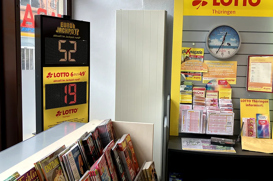 Digitales LOTTO Jackpot-Display neben einer LOTTO Informationswand in einer Annahmestelle