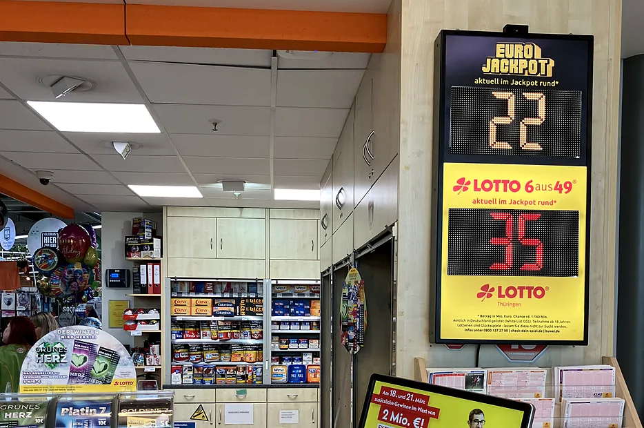 Digitales LOTTO Jackpot-Display an der Wand einer Lotto-Annahmestelle